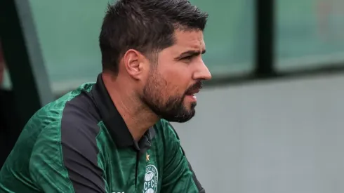 Foto: Robson Mafra/AGIF – António Oliveira: técnico aguarda novos reforços no Coritiba
