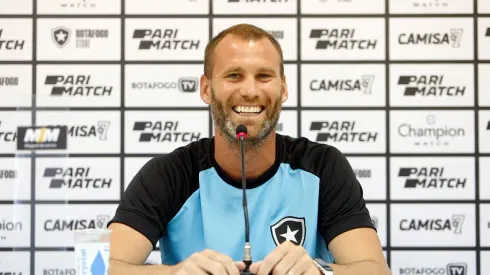 Joel Carli concedeu entrevista coletiva no Botafogo – Foto: Twitter oficial do Botafogo
