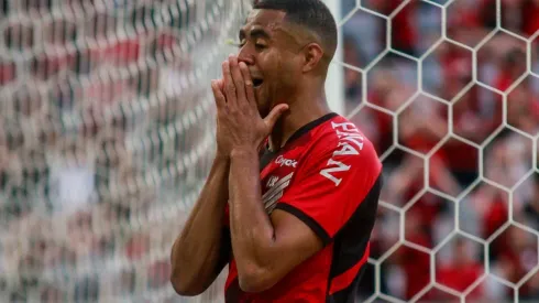 Erick com a camisa do Athletico – Foto: Gabriel Machado/AGIF
