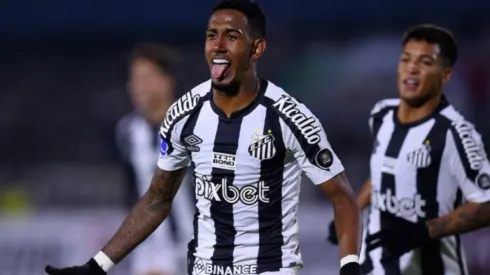 Rwan Seco com a camisa do Santos. Foto: Divulgação/Twitter oficial do Santos
