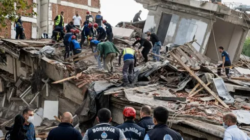 Equipes de resgate foram mobilizadas para procurar sobreviventes nos escombros – Foto: Usame Ari/Getty Images
