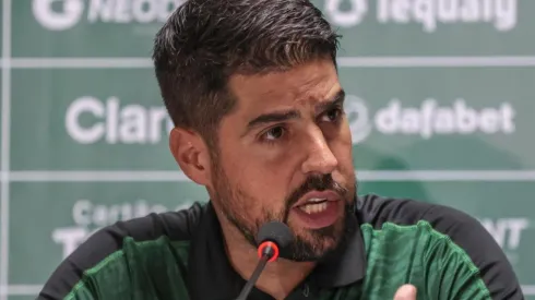 Foto: Robson Mafra/AGIF – António Oliveira: técnico do Coritiba desabafou em entrevista
