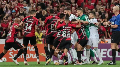 Foto: Robson Mafra/AGIF – Confusão no clássico gera punições
