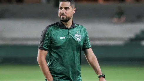 Foto: Robson Mafra/AGIF – António Oliveira: técnico ficou satisfeito com novo reforço do Coritiba
