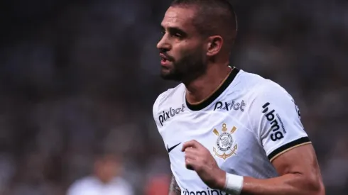 Foto: (Ettore Chiereguini/AGIF) – Renato Augusto sofreu um estiramento no ligamento colateral medial do joelho direito e virou desfalque no Corinthians
