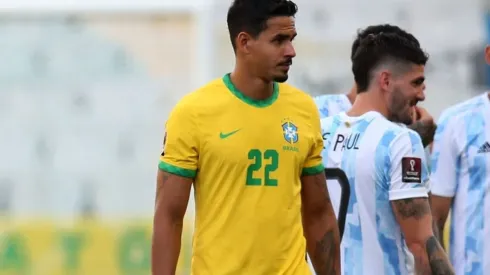 Lucas Veríssimo com a camisa da Seleção Brasileira – Foto: Alexandre Schneider/Getty Images
