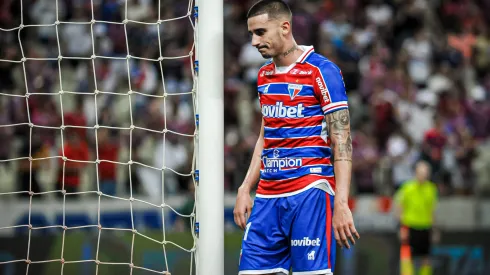 Foto: (Kely Pereira/AGIF) – Thiago Galhardo falou sobre a eliminação do Fortaleza na Copa do Brasil
