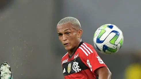 Foto: Thiago Ribeiro/AGIF – Wesley pode ganhar substituto no Flamengo 
