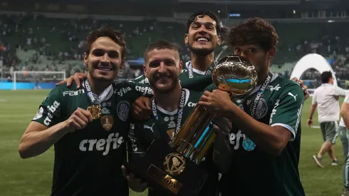 Raphael Veiga (à esquerda) foi