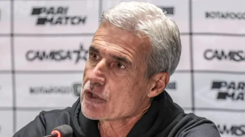 PR - CURITIBA - 03/06/2023 - BRASILEIRO A 2023, ATHLETICO-PR X BOTAFOGO - Luis Castro tecnico do Botafogo durante entrevista coletiva apos a partida contra o Athletico-PR no estadio Arena da Baixada pelo campeonato BRASILEIRO A 2023. Foto: Robson Mafra/AGIF