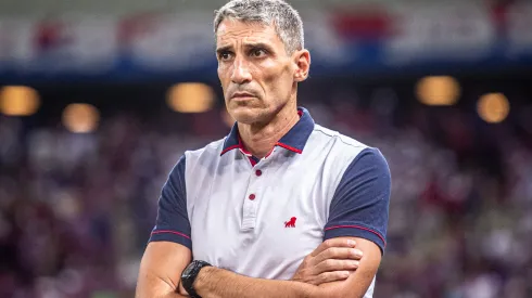 Foto: Lucas Emanuel/AGIF- Juan Vojvoda tenta achar solução para o ataque