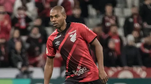 PR – Curitiba – 21/08/2022 – BRASILEIRO A 2022, ATHLETICO PR X AMERICA MG – Fernandinho jogador do Athletico-PR durante partida contra o America-MG no estadio Arena da Baixada pelo campeonato Brasileiro A 2022. Foto: Robson Mafra/AGIF
