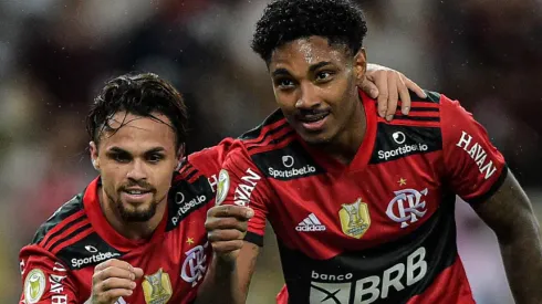 Michael (à esquerda) está próximo de decretar sua volta ao Brasil, mas não para o Flamengo