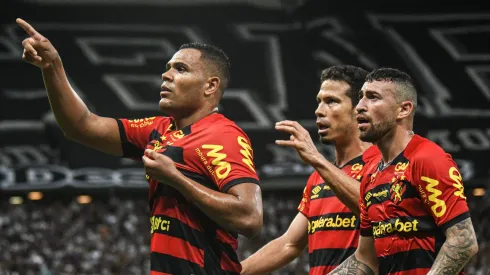 Foto: Kely Pereira/AGIF – Mikael, jogador do Sport, comemora seu gol com jogadores do seu time durante partida contra o Ceara no estadio Arena Castelao pelo campeonato Brasileiro A 2021. 
