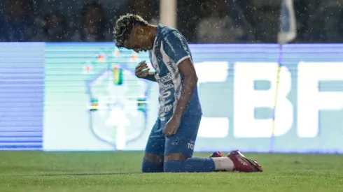 Foto: Fernando Torres/AGIF – Marlon, jogador do Paysandu, comemora seu gol durante partida contra o Sao Raimundo no estadio Curuzu pelo campeonato Copa Verde 2022. 

