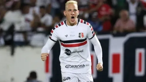 Foto: Evelyn Victoria / Santa Cruz – Emerson Galego comemora gol em cima do Globo-RN
