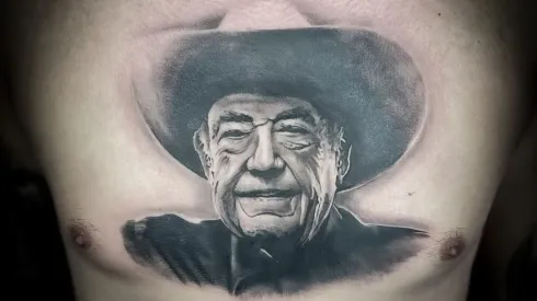 Um admirador de Doyle Brunson tatuou o rosto dele no peito (Foto: Reprodução/Instagram oficial @janytattoo)
