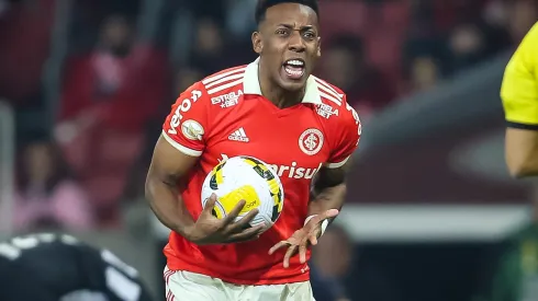 RS - Porto Alegre - 19/06/2022 - BRASILEIRO A 2022, INTERNACIONAL X BOTAFOGO - Moises jogador do Internacional recebe cartao amarelo do arbitro durante partida contra o Botafogo no estadio Beira-Rio pelo campeonato Brasileiro A 2022. Foto: Pedro H. Tesch/AGIF