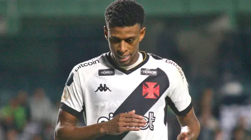 Robson - zagueiro do Vasco (Foto: Gabriel Machado/AGIF)