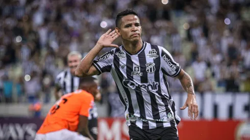 Erick, jogador do Ceará, comemora seu gol durante partida contra o Deportivo La Guaira no estadio Arena Castelao pelo campeonato Copa Sul-Americana 2022. 
