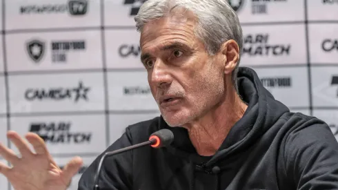 PR - CURITIBA - 03/06/2023 - BRASILEIRO A 2023, ATHLETICO-PR X BOTAFOGO - Luis Castro tecnico do Botafogo durante entrevista coletiva apos a partida contra o Athletico-PR no estadio Arena da Baixada pelo campeonato BRASILEIRO A 2023. Foto: Robson Mafra/AGIF