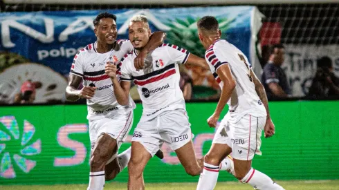 Foto: Paulo Paiva/AGIF – Hugo Cabral, jogador do Santa Cruz, comemora seu gol com jogadores do seu time durante partida contra o Caucaia no estadio Arruda pelo campeonato Copa do Nordeste 2023. 
