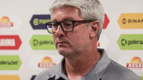 Robson Mafra/AGIF - Técnico busca soluções para o time santista