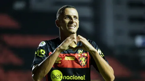 Foto: Rafael Vieira/AGIF – Luciano Juba, jogador do Sport, comemorando seu gol, durante partida contra o Tombense no estadio Ilha do Retiro pelo campeonato BRASILEIRO B 2023. 
