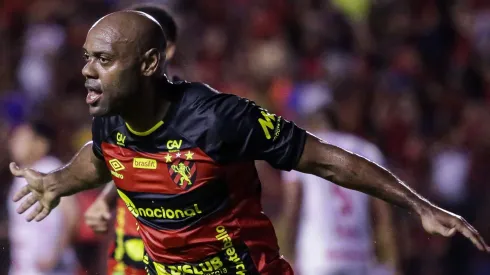 Foto: Rafael Vieira/AGIF – Vagner Love, jogador do Sport, comemora seu gol durante partida contra o Vila Nova-GO no estadio Ilha do Retiro pelo campeonato BRASILEIRO B 2023.
