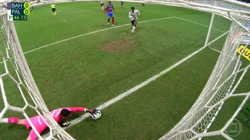 Foto: Reprodução/Globo – Imagem do VAR exatamente no lance em que Marcos Felipe tenta salvar chute de Artur, do Palmeiras