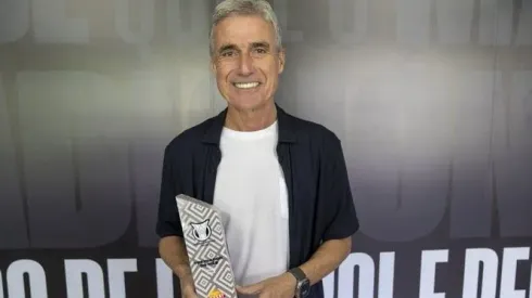 Foto: Divulgação - Luís Castro ganhou prêmio de melhor treinador do mês