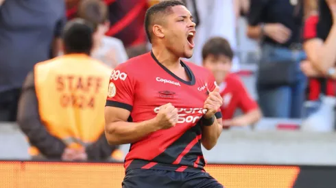 Foto: Divulgação/Athletico-PR - Vítor Roque aproveitou assistência de Khellven, alvo do Palmeiras, para marcar gol da vitória diante do Corinthians