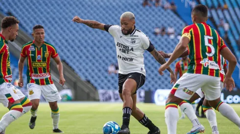 Foto: Israel Simonton / Ceará SC  – Jogadores do Sampaio Corrêa confrontam jogador do Ceará no início da partida
