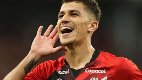 Vitor Bueno comemora gol do Athletico — Foto: José Tramontin/Athletico