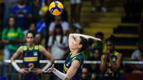 A levantadora Roberta durante o jogo contra os Estados Unidos em Brasília. Foto: CBV
