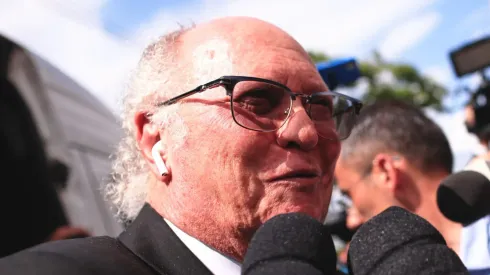 SP - Santos - 02/01/2023 - PELE, VELORIO - Paulo Roberto Falcao ex-treinador de futebol durante velorio de Pele no estadio Vila Belmiro nesta segunda-feira (2). Pele faleceu por decorrencia de falencia multipla de orgaos no ultimo dia 29 de dezembro apos cerca de um mes de internacao no hospital Albert Einstein em Sao Paulo. Pele e considerado o maior jogador de futebol de toda a historia e jogou pelo Santos por quase 20 anos e conquistou tres Copas do Mundo pela Selecao Brasileira. Foto: Ettore Chiereguini/AGIF