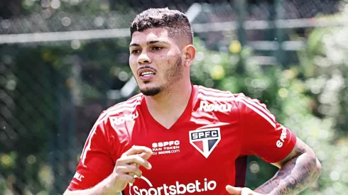 Erison com a camisa do São Paulo – Foto: Rubens Chiri/São Paulo FC
