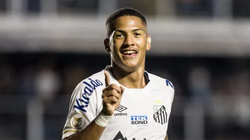 SP – SANTOS – 10/05/2023 – BRASILEIRO A 2023, SANTOS X BAHIA – Angelo jogador do Santos comemora seu gol durante partida contra o Bahia no estadio Vila Belmiro pelo campeonato BRASILEIRO A 2023. Foto: Abner Dourado/AGIF
