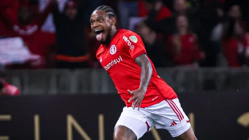 Luiz Adriano jogador do Internacional comemora seu gol durante partida contra o Independiente Medellín – Foto: Maxi Franzoi/AGIF
