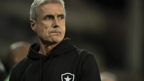 Luis Castro, técnico do Botafogo, durante partida contra o Athletico-PR no estadio Engenhao pelo campeonato Copa do Brasil 2023. Foto: Jorge Rodrigues/AGIF
