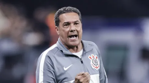 SAO PAULO, BRAZIL – JUNE 28: Vanderlei Luxemburgo, head coach of Corinthians reacts during a match between Corinthians and Liverpool as part of Copa CONMEBOL Libertadores 2023 at Arena Corinthians on June 28, 2023 in Sao Paulo, Brazil. (Photo by Alexandre Schneider/Getty Images)
