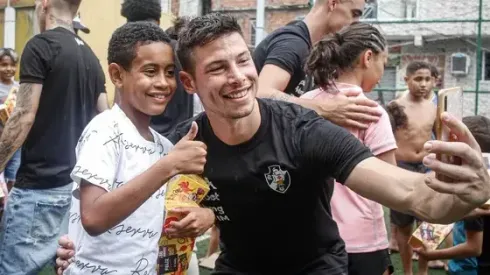 Foto: Matheus Lima/Vasco - Capasso, zagueiro do Vasco, distribui chocolates na Barreira