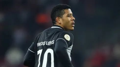  Vinicius Lopes jogador do Botafogo comemora seu gol durante partida contra o Internacional no Beira-Rio pelo Brasileiro 2022. Foto: Pedro H. Tesch/AGIF
