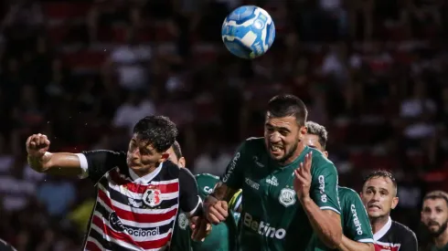 Foto: Rafael Vieira/AGIF – Guedes, jogador do Santa Cruz, disputa lance com Caio, jogador do Nacional de Patos, durante partida no estadio Arruda pelo campeonato Brasileiro D 2023. 
