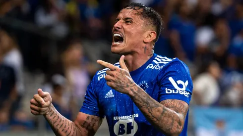 Foto: Alessandra Torres/AGIF – Edu, jogador do Cruzeiro, comemora seu gol durante partida contra o Vasco no estadio Mineirao pelo campeonato Brasileiro B 2022. 
