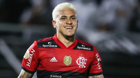 BRAGANCA PAULISTA, BRAZIL – OCTOBER 06: Pedro #21 of Flamengo celebrates after scoring the first goal of his team during a match between Red Bull Bragantino and Flamengo as part of Brasileirao Series A at Nabi Abi Chedid on October 06, 2021 in Braganca Paulista, Brazil. (Photo by Alexandre Schneider/Getty Images)
