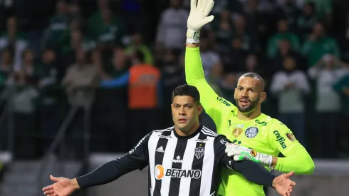 SP – Sao Paulo – 10/08/2022 – LIBERTADORES 2022, PALMEIRAS X ATLETICO-MG – Weverton jogador do Palmeiras disputa lance com Hulk jogador do Atletico-MG durante partida no estadio Arena Allianz Parque pelo campeonato Copa Libertadores 2022. Foto: Marcello Zambrana/AGIF
