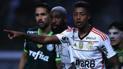 Bruno Henrique foi atingido por Luan (ao fundo) sem querer e preocupa comissão técnica do Flamengo
