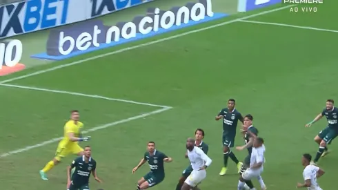 Foto: Reprodução/Premiere - Lance em Santos x Goiás, no fim do jogo, causou polêmica nas redes sociais