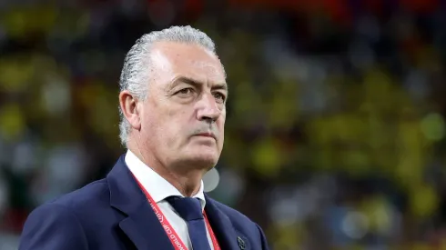 DOHA, QATAR - NOVEMBER 29: Head coach Gustavo Alfaro of Ecuador looks on before the FIFA World Cup Qatar 2022 Group A match between Ecuador and Senegal at Khalifa International Stadium on November 29, 2022 in Doha, Qatar. (Photo by Elsa/Getty Images)